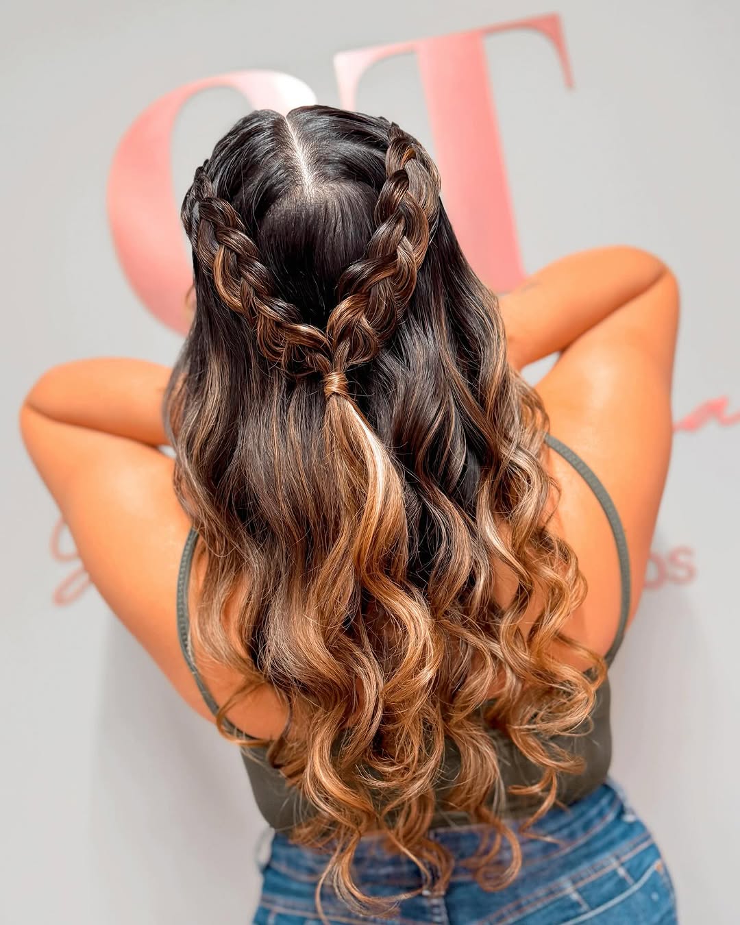 1. Como escolher a trança ideal para o seu tipo de rosto. 2. Guia completo de tranças afro para casamentos. 3. Penteados com trança para madrinhas: do clássico ao moderno. 4. Tranças embutidas: passo a passo para um visual elegante. 5. Penteados semi-presos com trança: versatilidade para qualquer ocasião.