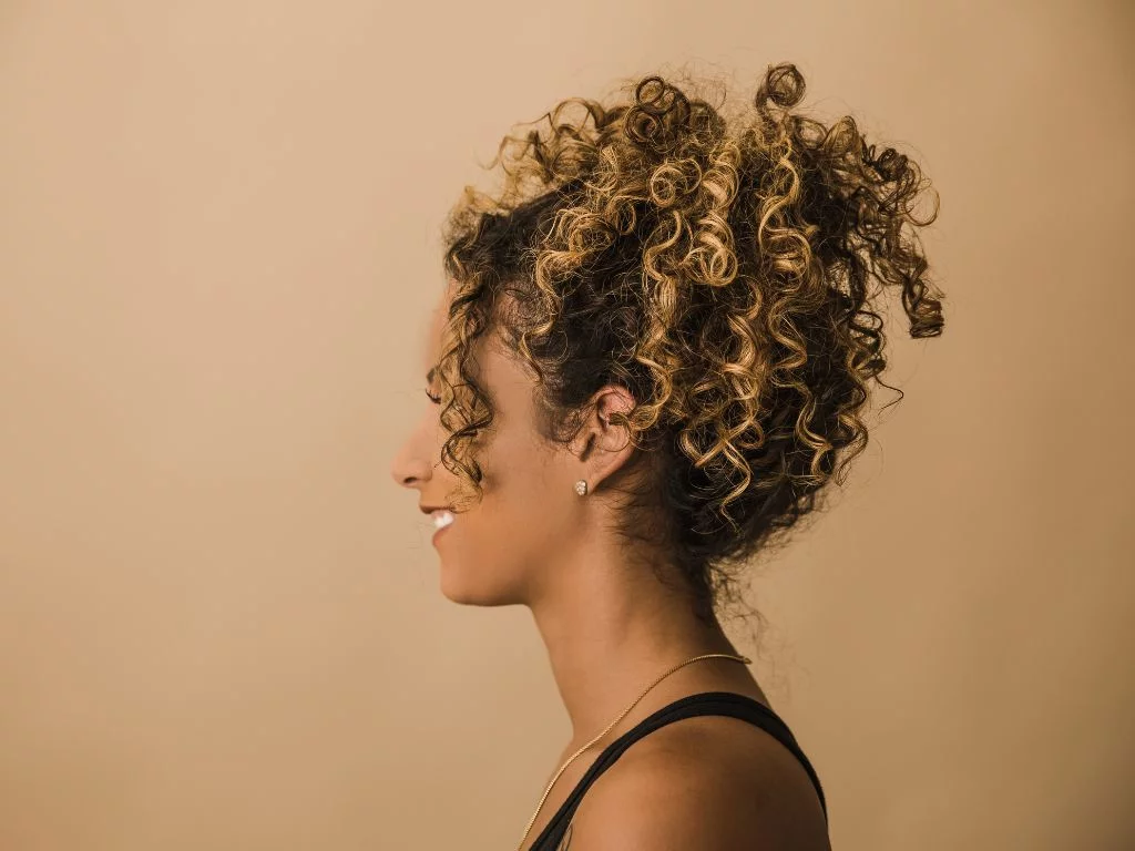 Penteados fáceis e rápidos para madrinhas cacheadas