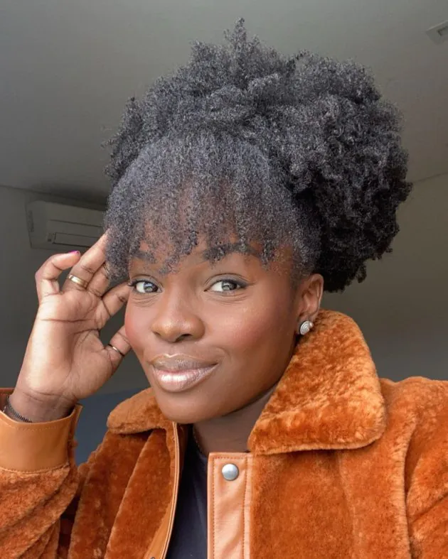 Cortes de Cabelo Crespo Curto que Valorizam o Volume