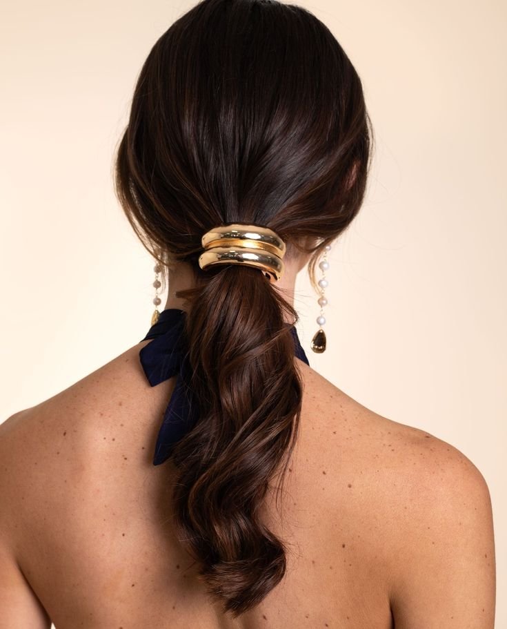 Penteados Elegantes para Cabelo Médio: Casamentos e Formaturas