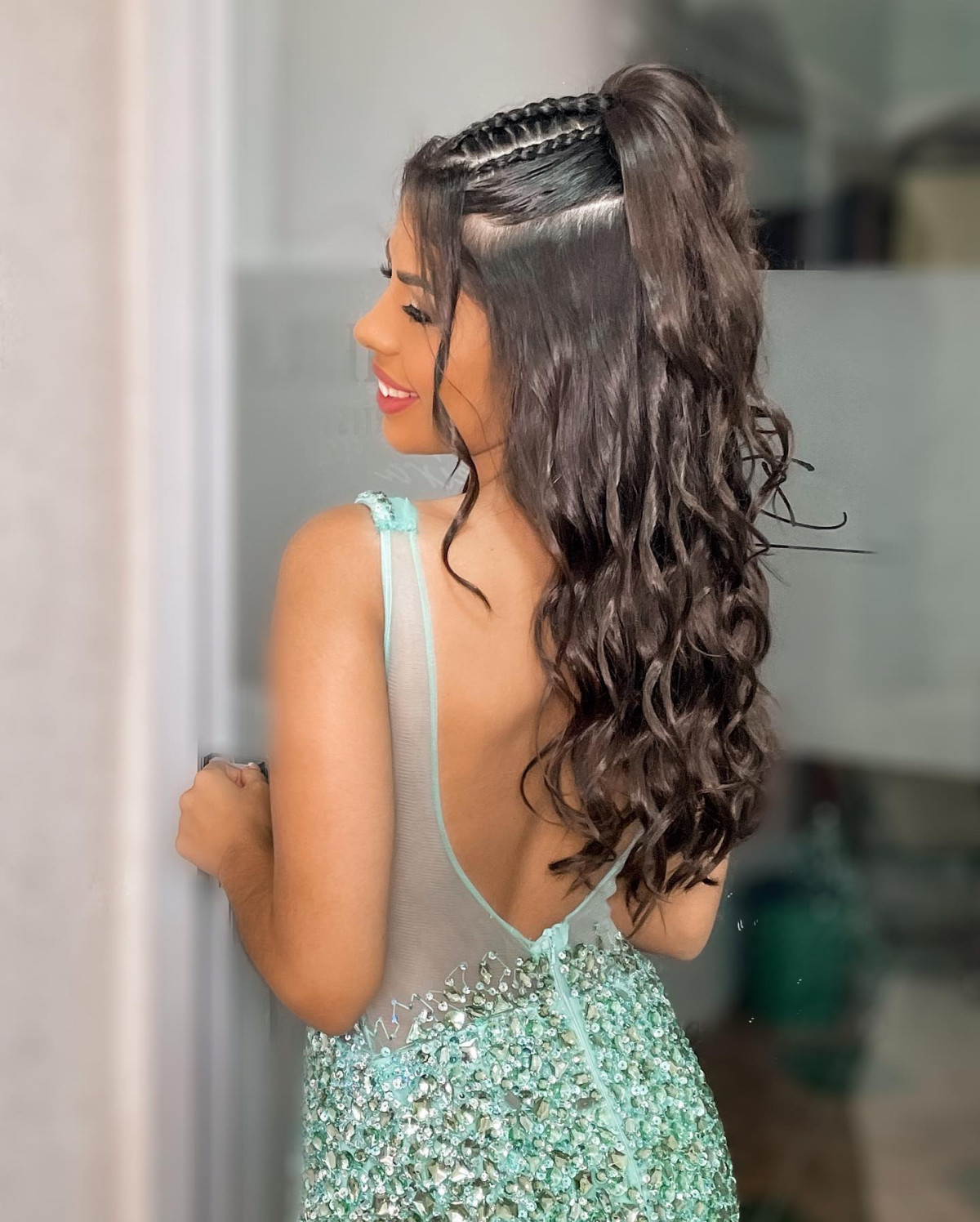 Inspirações de Penteados para Cabelos Cacheados e Crespos na Formatura