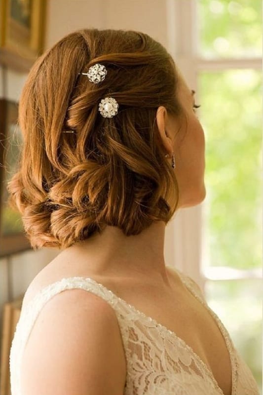penteados para madrinha cabelo curto com acessorios