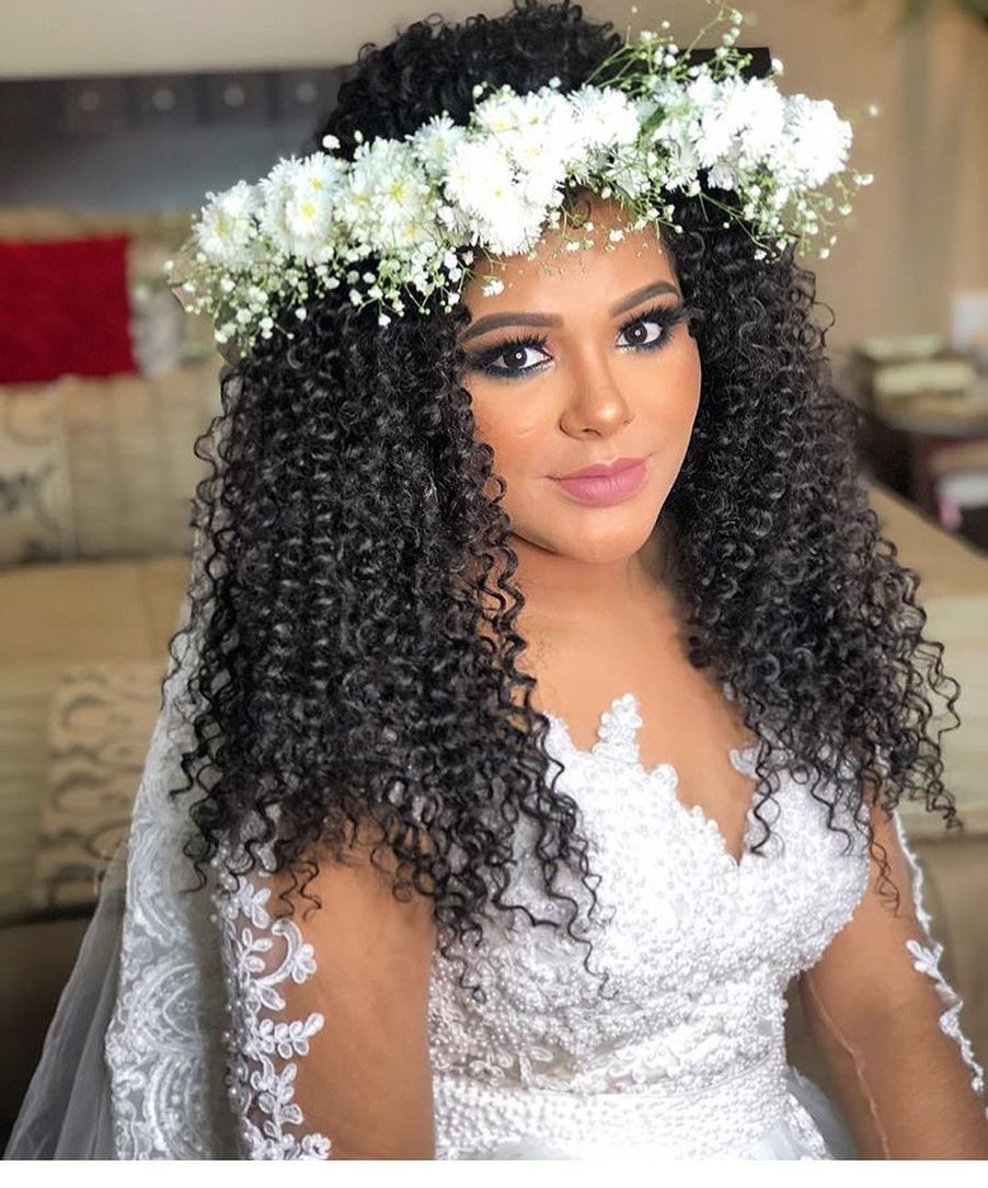 5 Penteados Incríveis para Madrinhas com Cabelo Cacheado