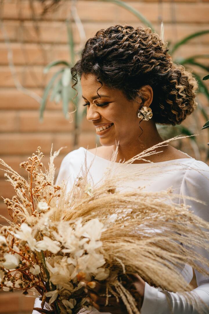 Cuidados Essenciais com o Cabelo Cacheado Antes do Casamento