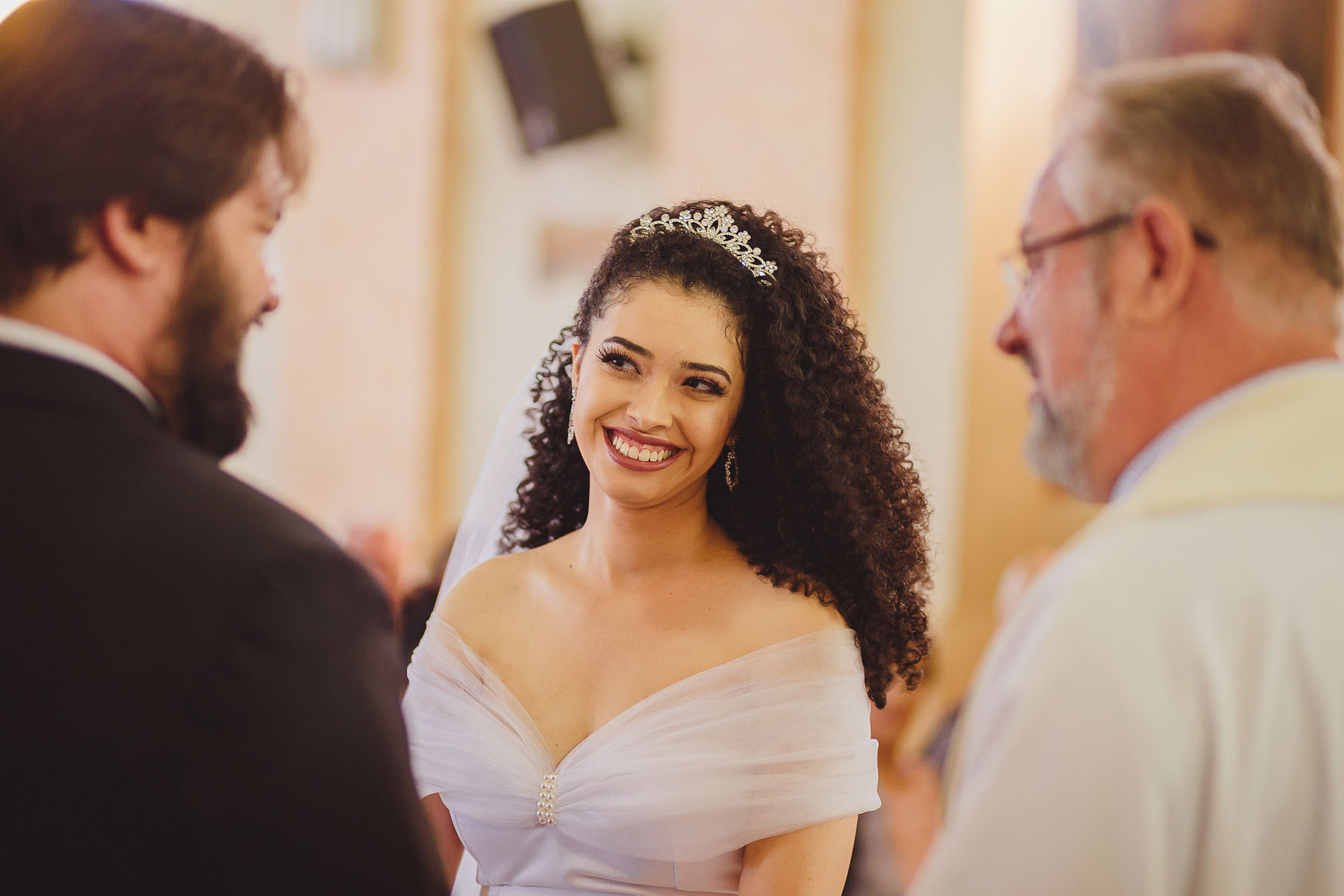 5 Penteados Incríveis para Madrinhas com Cabelo Cacheado