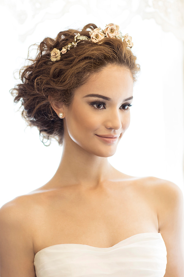 Como Escolher o Vestido Ideal para Valorizar seu Penteado Cacheado