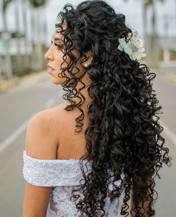 Cuidados Essenciais com o Cabelo Cacheado Antes do Casamento