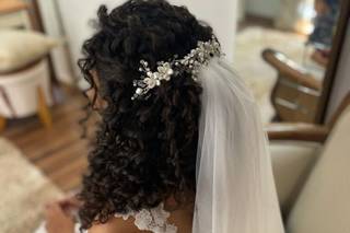 Guia Completo de Acessórios para Penteados de Noiva Cacheada