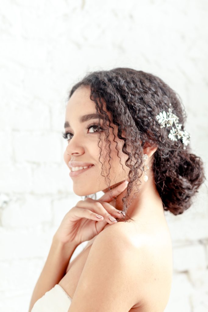 5 Penteados Incríveis para Madrinhas com Cabelo Cacheado