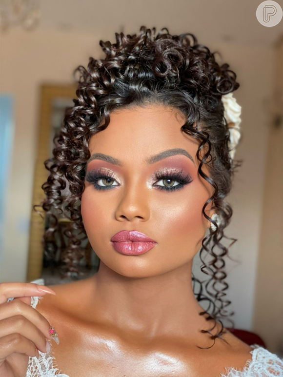 Como Escolher o Vestido Ideal para Valorizar seu Penteado Cacheado