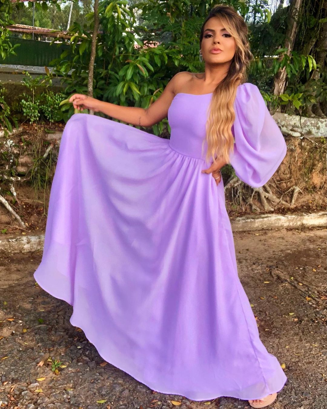 Como combinar joias com vestido de um ombro só