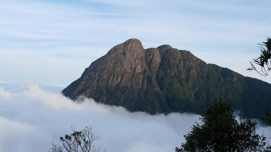 picos de montanha com altitudes extremas