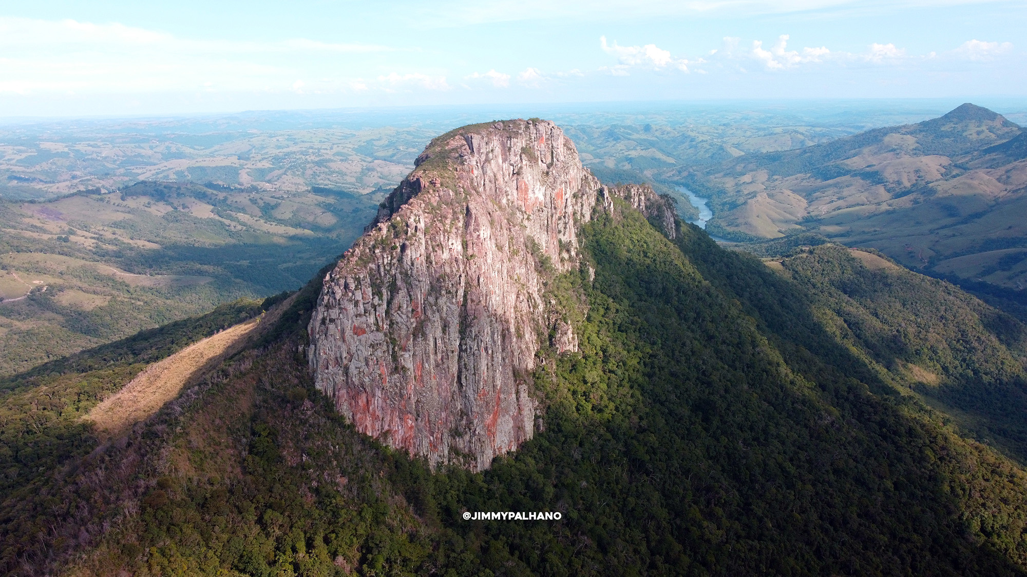 picos e montanhas