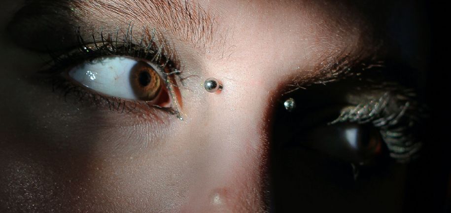 As Melhores Joias para Piercing Bridge e Third Eye
