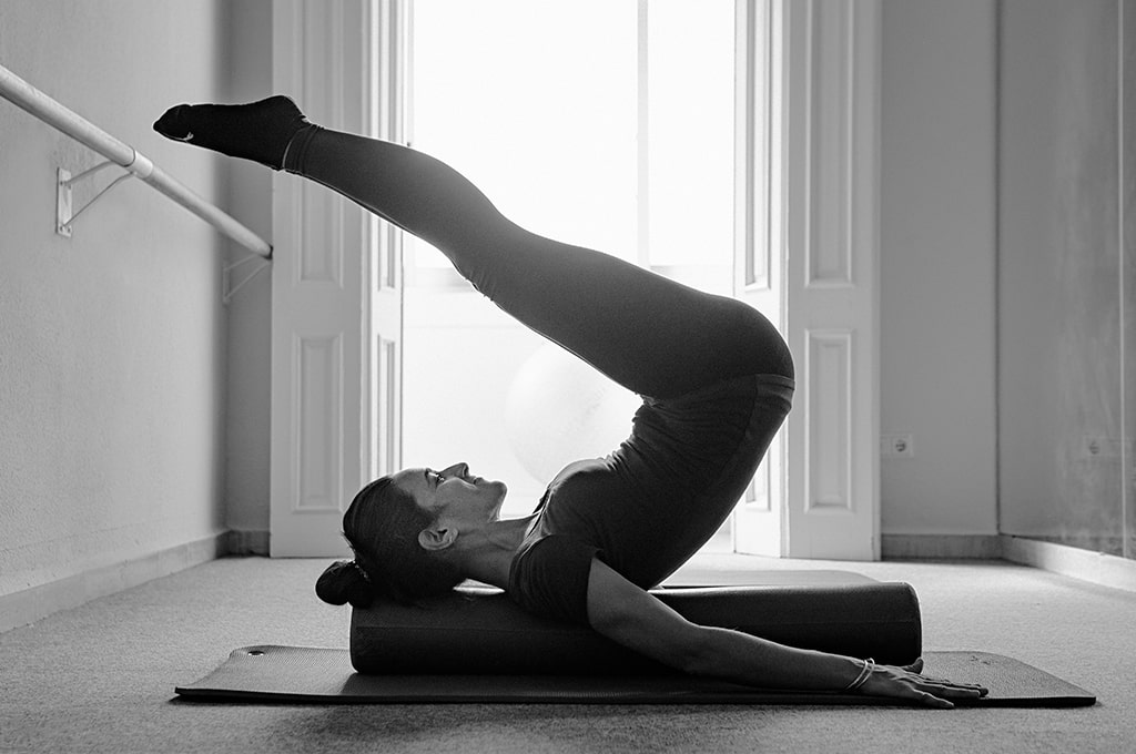 Pilates em Casa: Exercícios Simples para Corrigir a Postura Diariamente