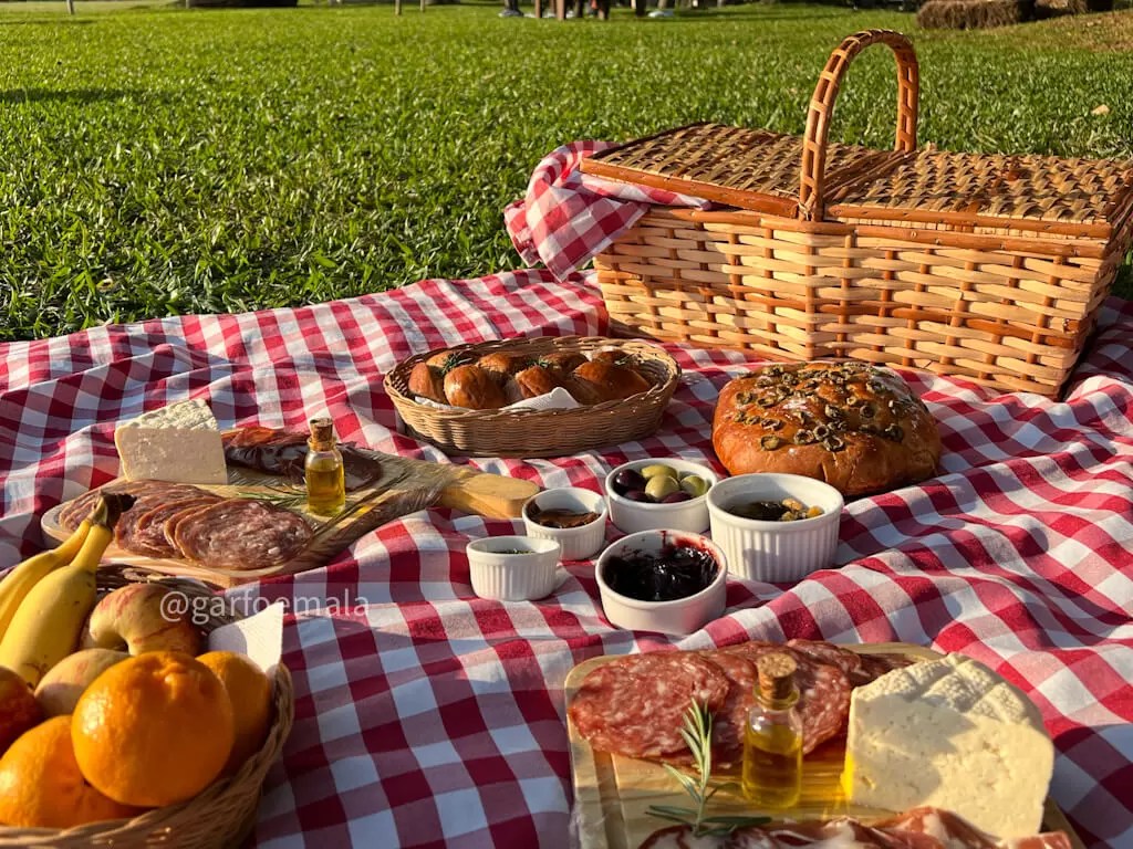 Como Montar a Cesta de Piquenique Perfeita: Checklist Essencial