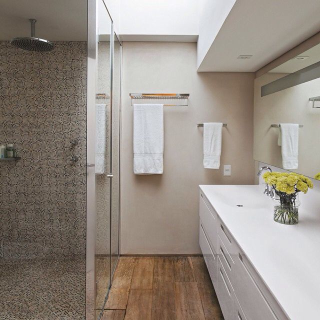 como instalar madeira no banheiro