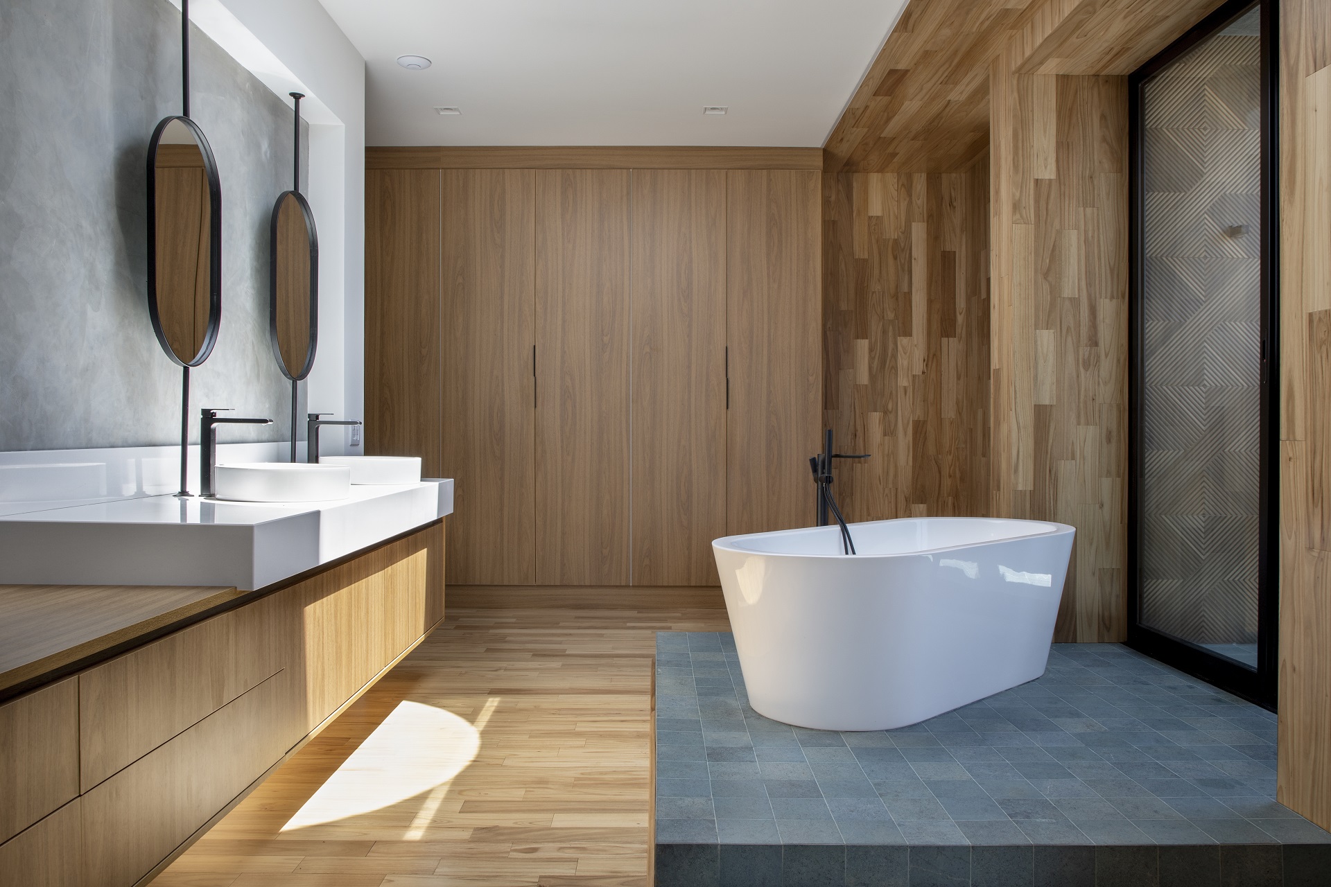 piso de madeira no banheiro