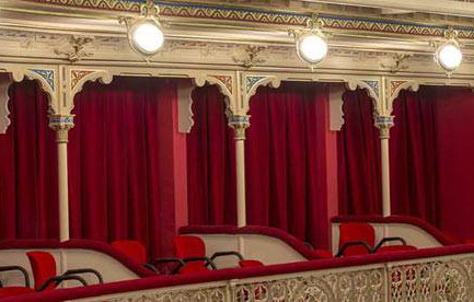 segurança e acústica de piso teatral