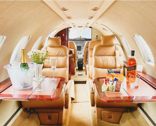 Vinil aeronáutico vs. carpete de lã: Qual o melhor para seu avião?