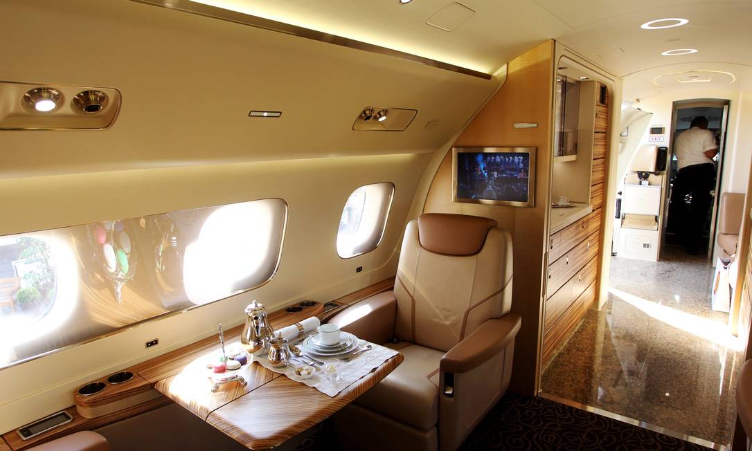 Tecnologia Honeycomb: O Segredo da Leveza e Resistência em Pisos de Aeronaves