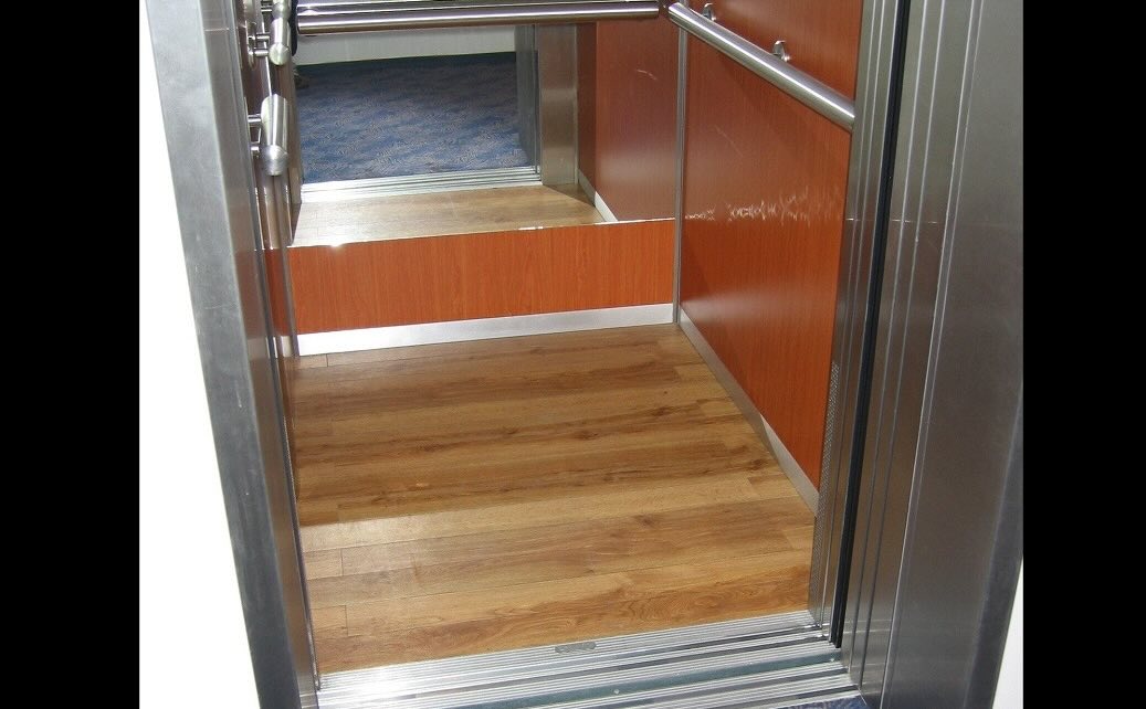durabilidade e estética em pisos para elevadores