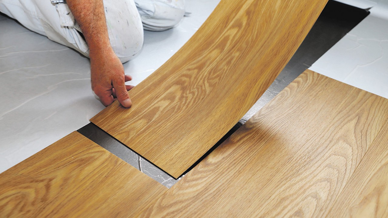 piso vinílico liso vs texturizado para casa