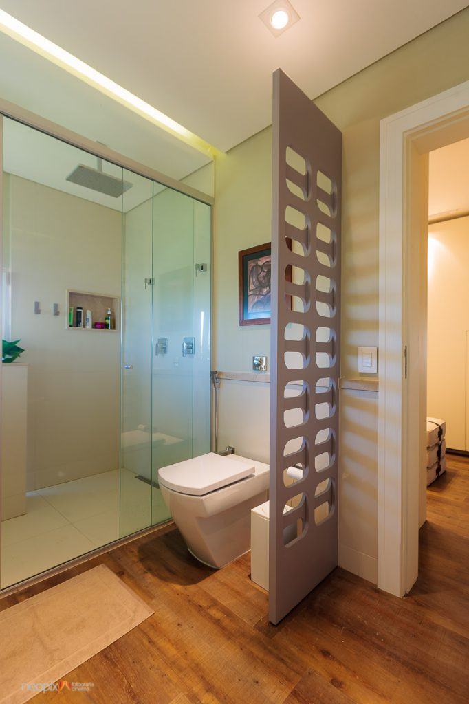 Porcelanato vs. Vinílico no Banheiro: Qual a Melhor Escolha?