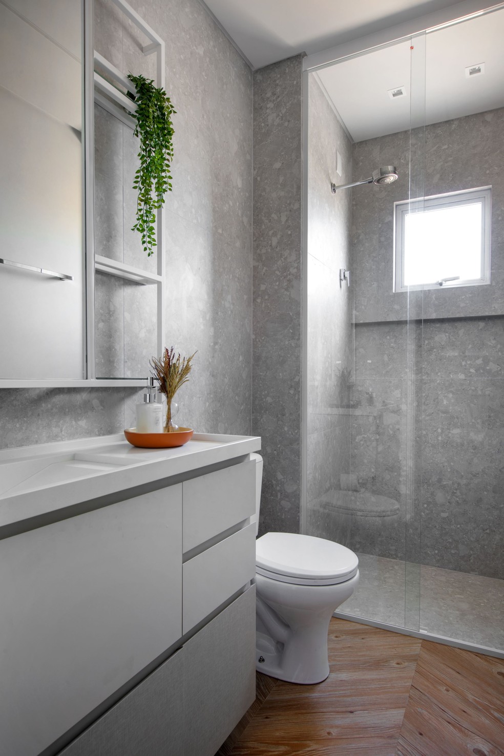 Porcelanato vs. Vinílico no Banheiro: Qual a Melhor Escolha?