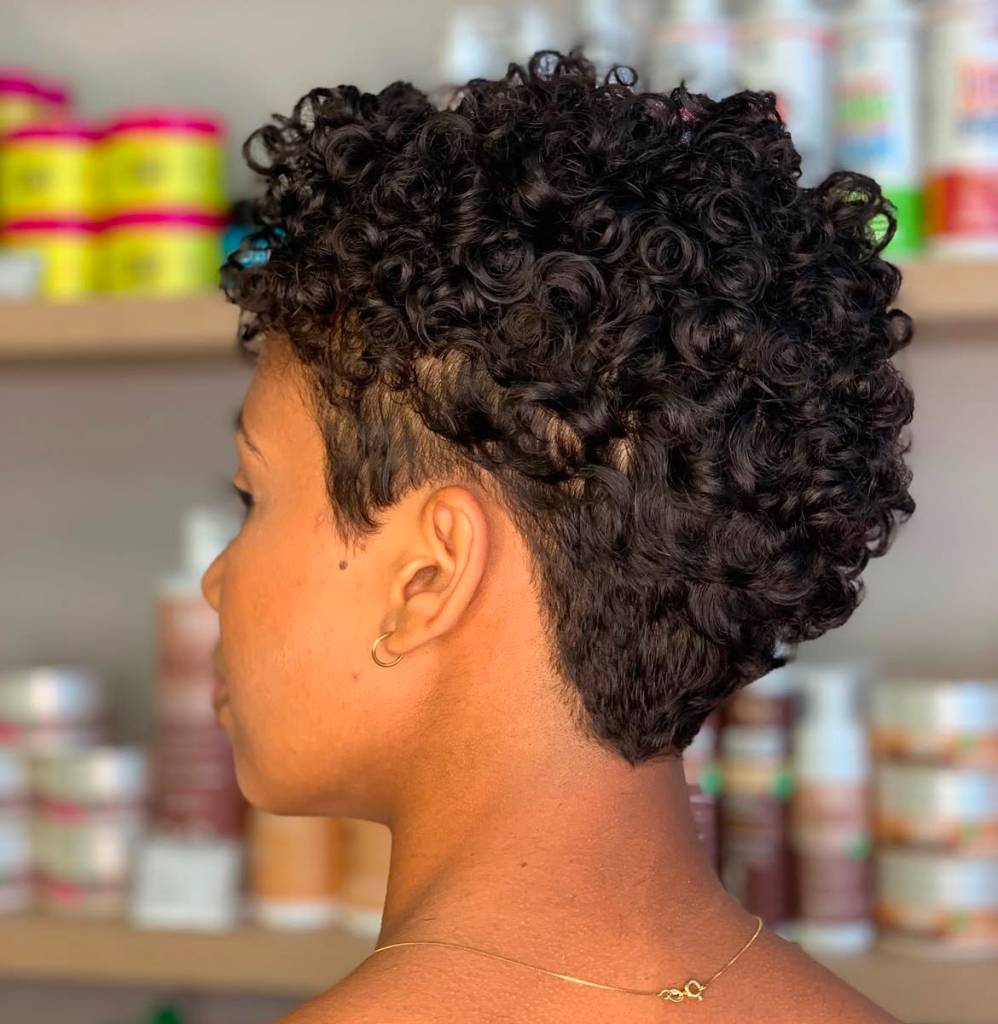 Undercut e Tapered Cut: Desvendando as Variações do Pixie Cacheado Moderno