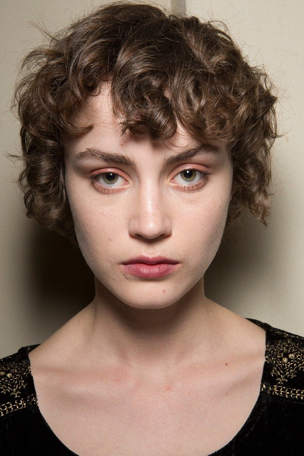 Pixie Cut Cacheado: Guia Completo de Estilos para Cada Tipo de Rosto