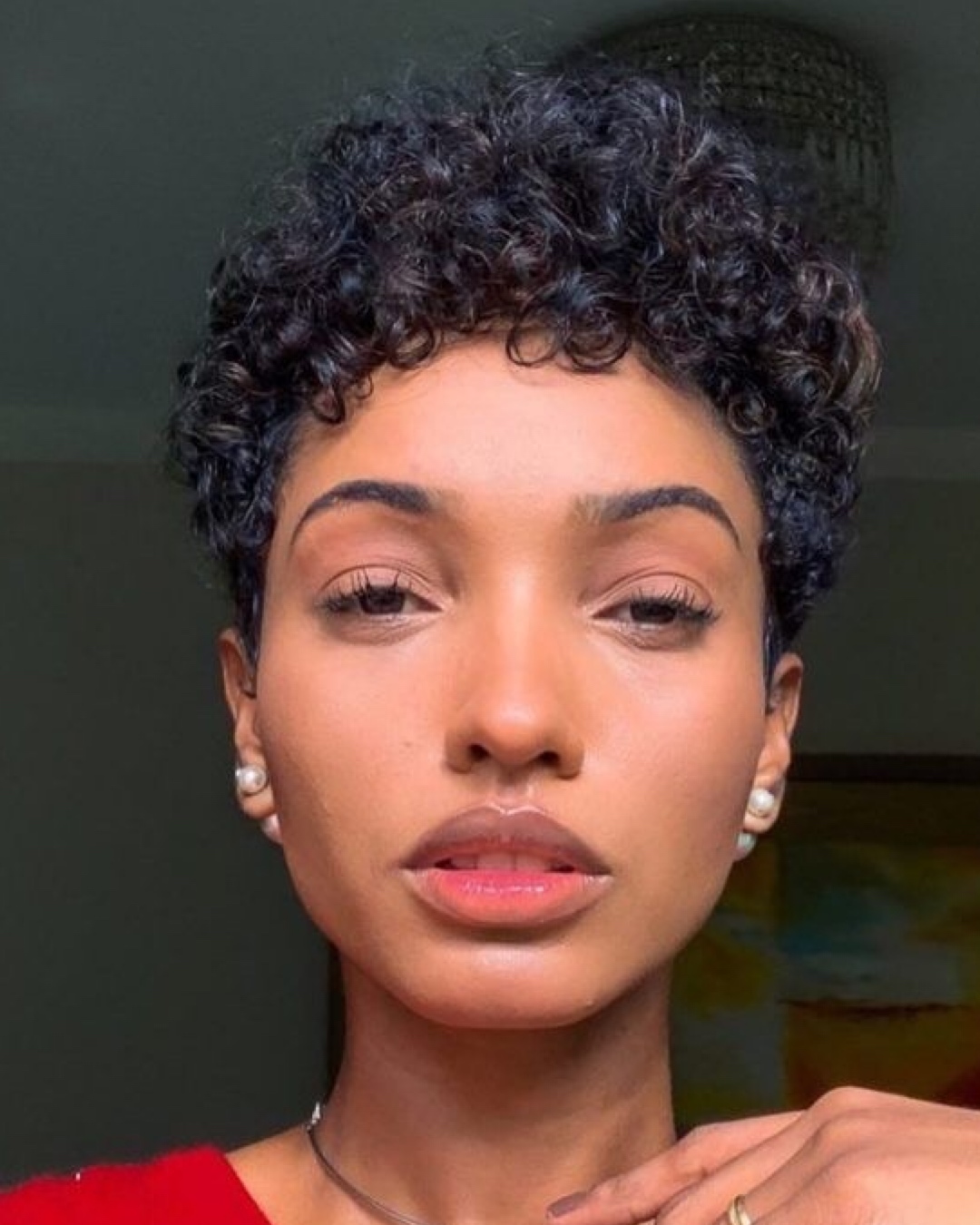 Undercut e Tapered Cut: Desvendando as Variações do Pixie Cacheado Moderno