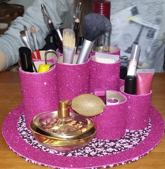 diy porta pinceis com rolo de papel toalha
