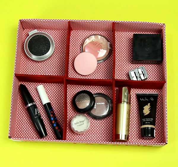 porta-maquiagem com rolo de papelão