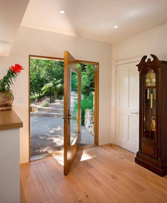 porta pivotante de madeira