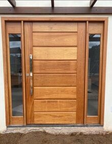 Quanto custa instalar uma porta pivotante? Preços e dicas