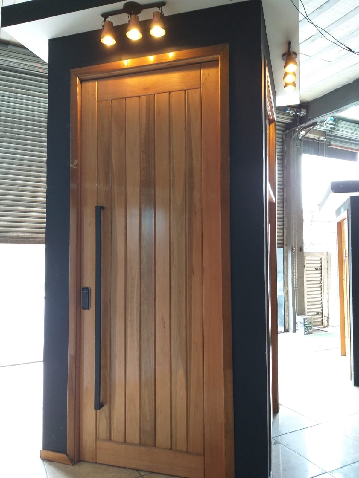 Portas pivotantes de madeira maciça: durabilidade e segurança