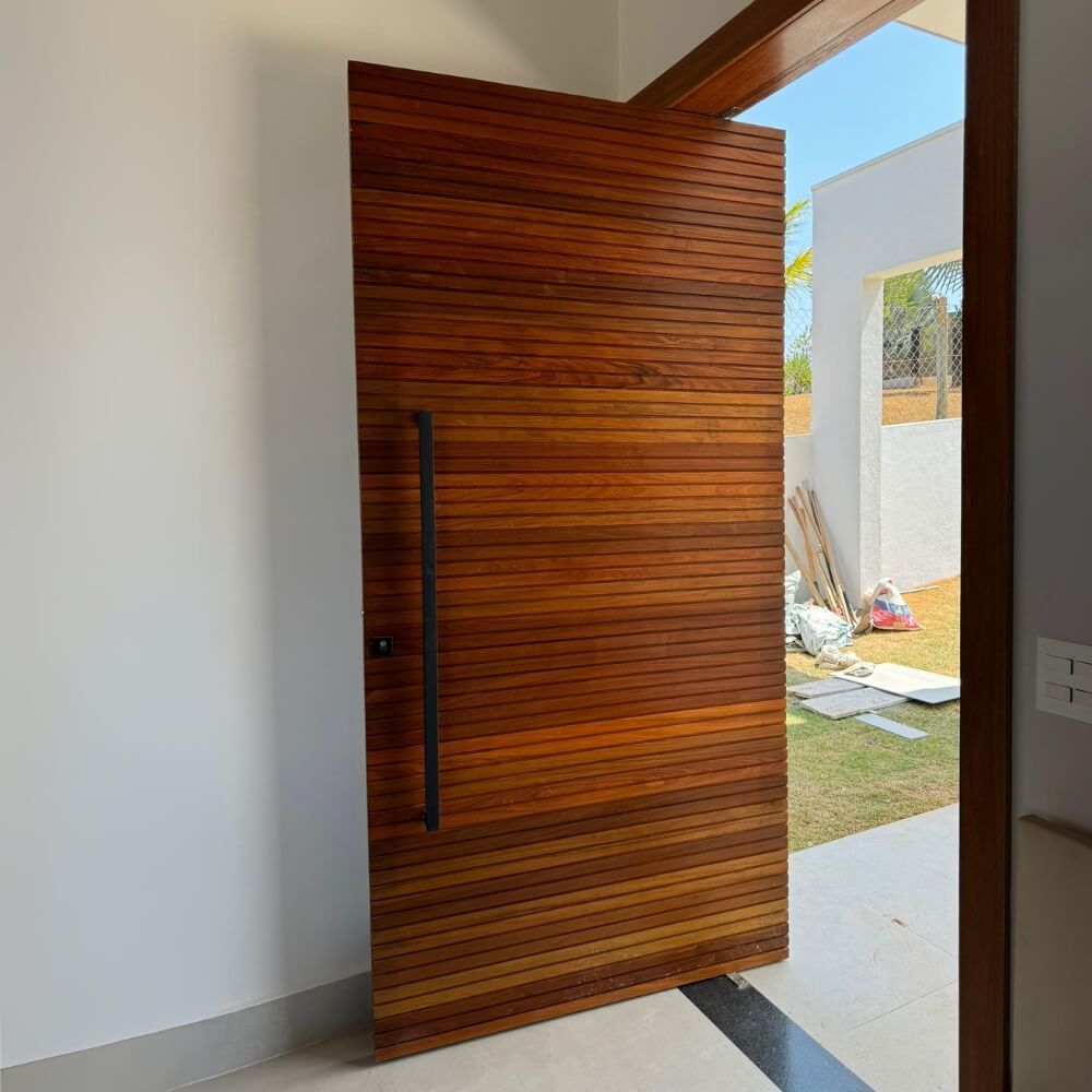 Quanto custa instalar uma porta pivotante? Preços e dicas