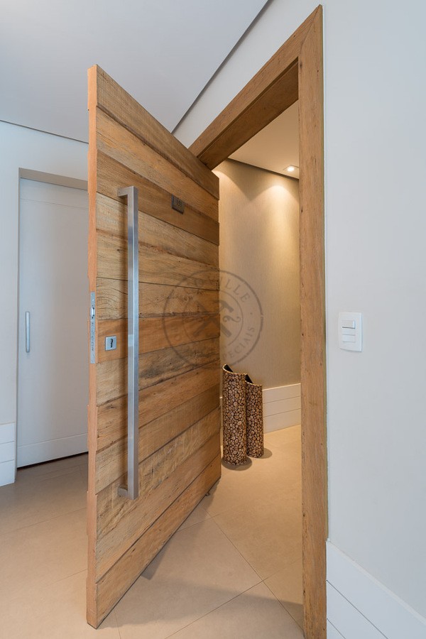 Diferenças entre porta pivotante lisa e frisada: qual a melhor?