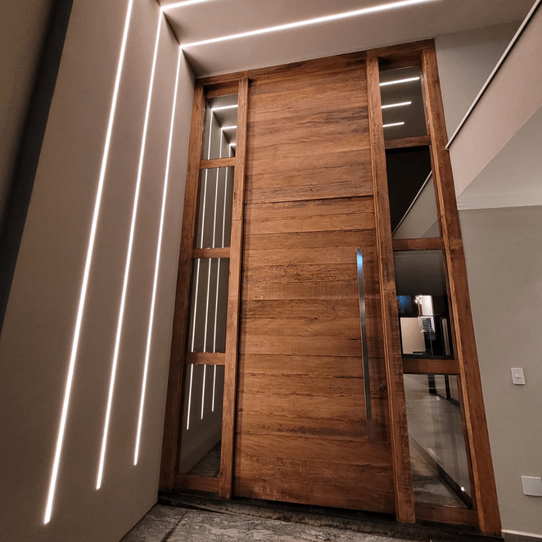 Porta Pivotante: Vantagens e Desvantagens para sua Entrada Principal