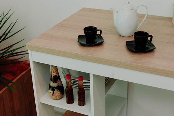 Prateleiras de aço vs. madeira: Qual a melhor para sua cozinha?