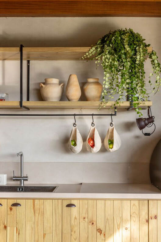 prateleiras de parede vs estantes de chão para cozinha