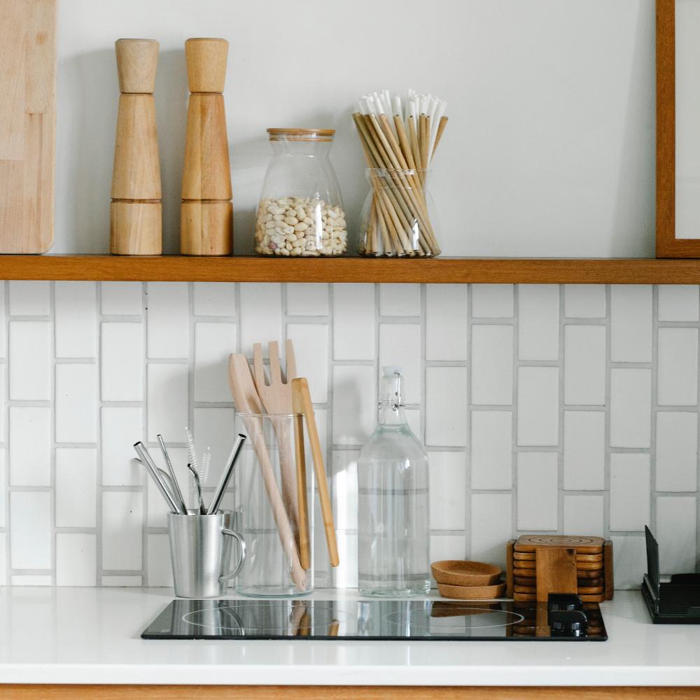 prateleiras de parede vs estantes de chão para cozinha