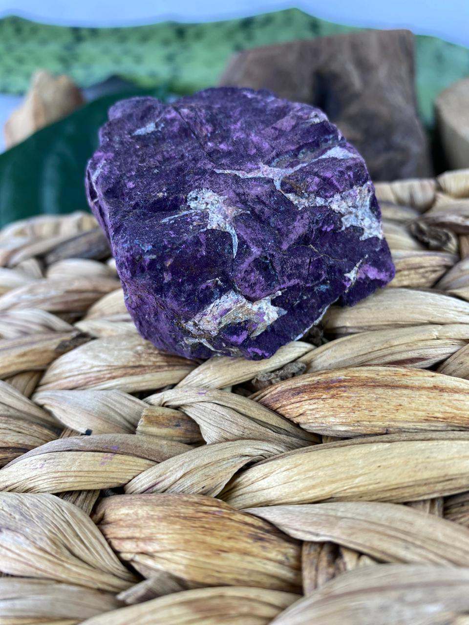 Purpurita: A Pedra da Libertação e Autenticidade