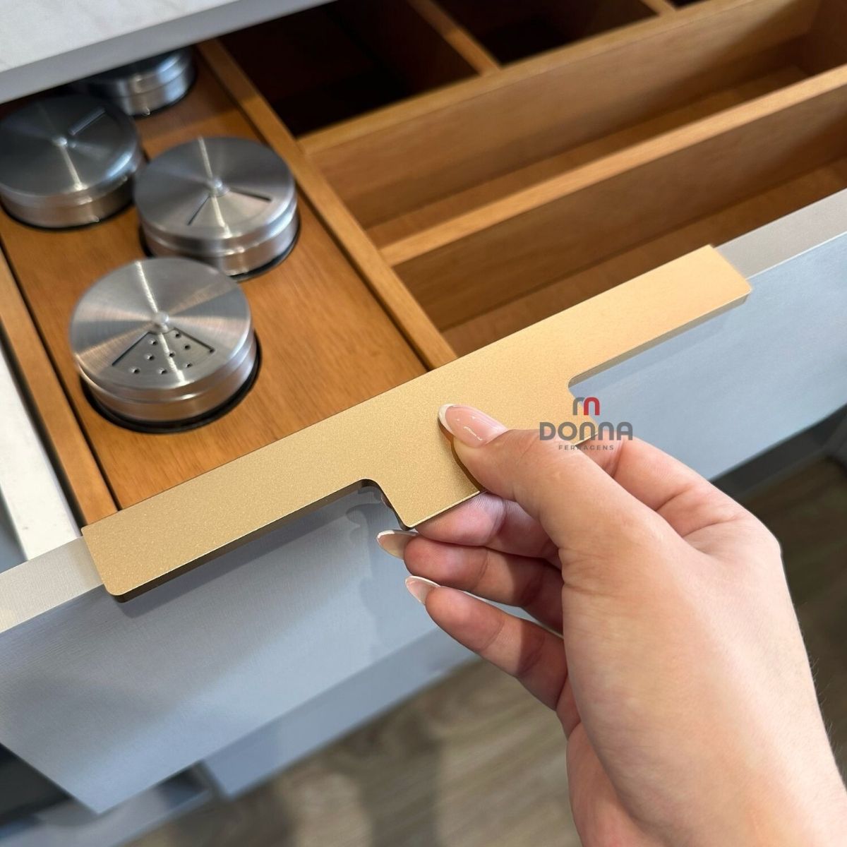 puxador embutido para armário preto