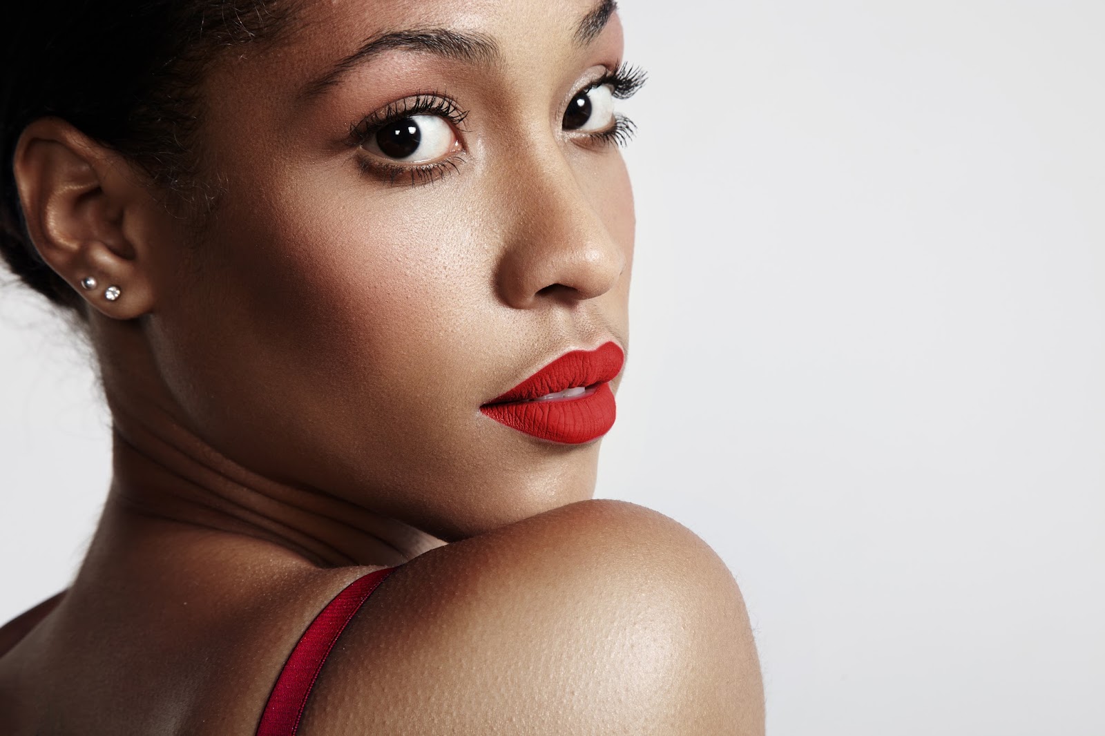 Tendências de Batons Coloridos para Peles Escuras