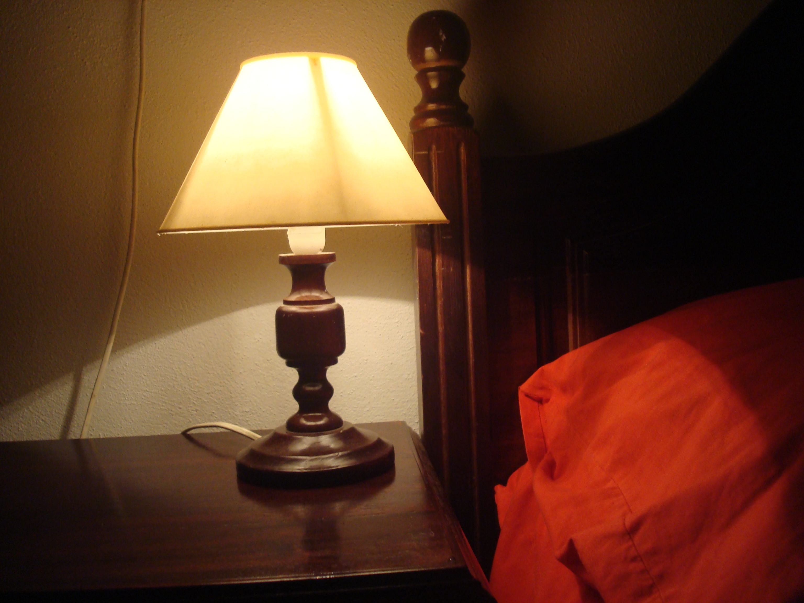 como escolher entre abajur e luminária para quarto e escritório