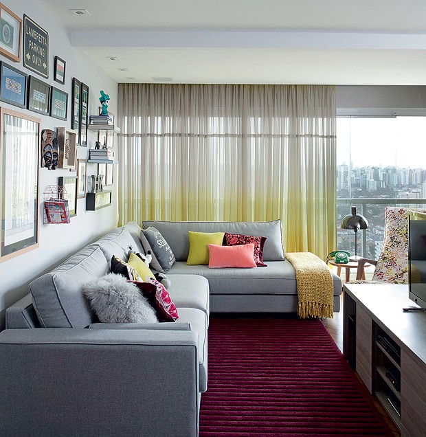 cores de tapete que combinam com sofá cinza escuro