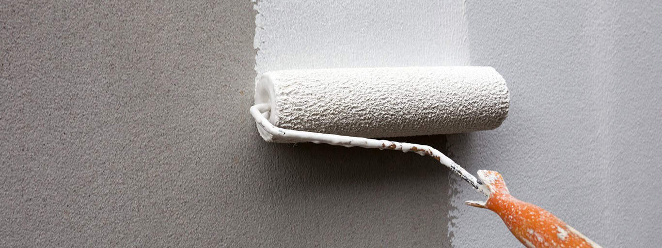 quantas demãos de tinta para pintar de branco sobre cores escuras