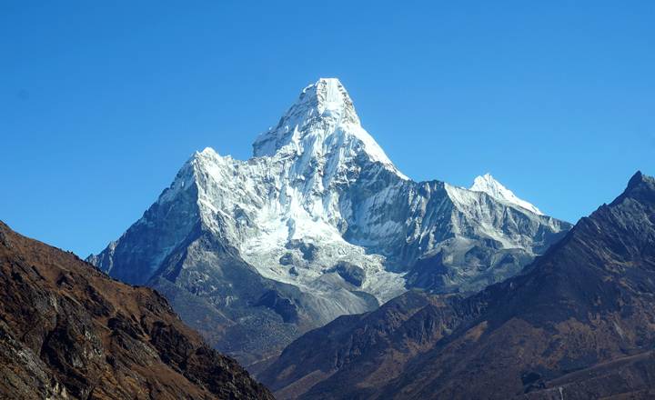 quantos metros de altura tem o monte everest